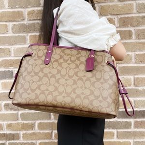 Gaby’sBags💕NWT Coach Large Tote Signature